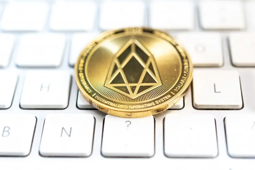 Čo je to kryptosyst&eacute;m EOS? Prehľad podnikateľsk&eacute;ho operačn&eacute;ho syst&eacute;mu
