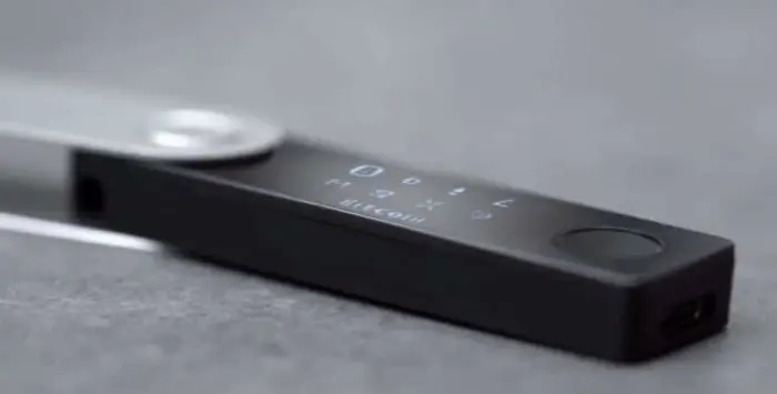 Ledger Nano S - bezpečn&aacute; hardv&eacute;rov&aacute; bitcoinov&aacute; peňaženka
